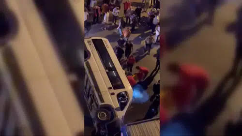 Servis minibüsü ile otomobil çarpıştı