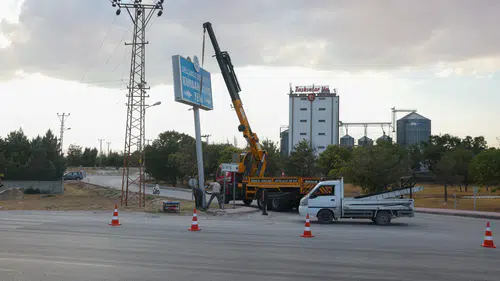 Selçuklu Belediyesi, şehir estetiğini koruma adına görüntü kirliliğini önlüyor