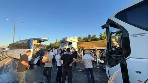 Otobüs ve kamyon çarpıştı, 1 ölü, 16 yaralı!
