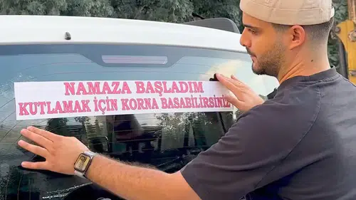 Arabasına "Namaza başladım, kutlamak için kornaya basın" yazan kişi gündem oldu!