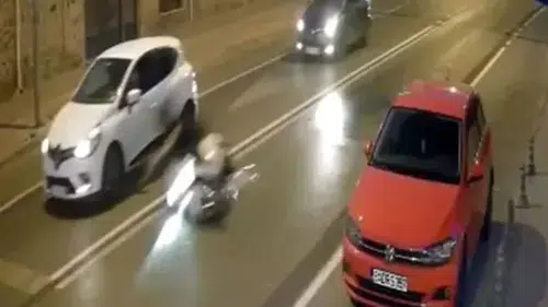 Yola dökülen yağ nedeniyle kayarak kaza yaptı
