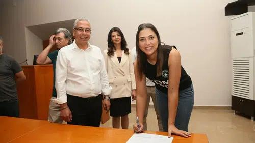 Konya'nın kadın voleybolcuları imzayı attı!