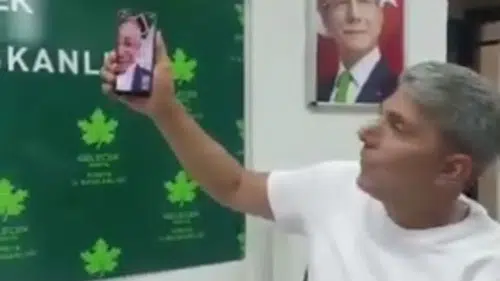 Ahmet Davutoğlu’ndan Konya teşkilatına sürpriz katılım