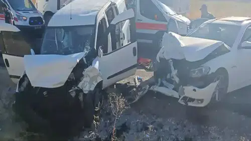 Otomobil ile ticari araç çarpıştı