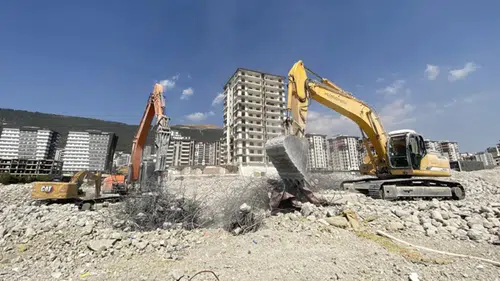 Enkaz kaldırma çalışmaları devam ediyor