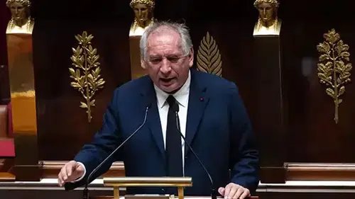 Fransa'da güvenoyu alamayan hükümet düştü