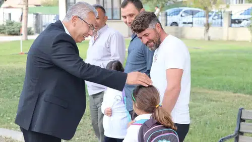 Konyalı Başkan ilk eğitim gününde öğrencilerin yanında