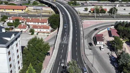 Ahmet Öksüz üst geçidi yenilendi