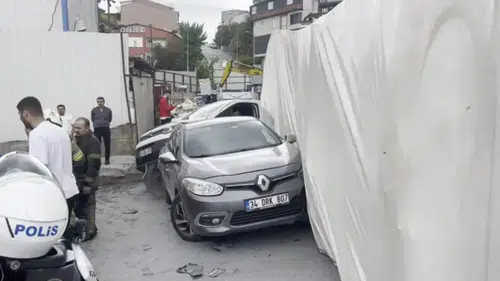 TIR iki aracın üzerine devrildi
