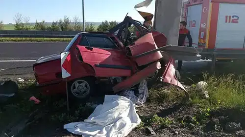 Otomobil direğe çarptı