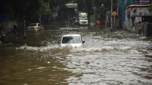 Hindistan'da şiddetli yağış ve fırtınada 28 kişi hayatını kaybetti