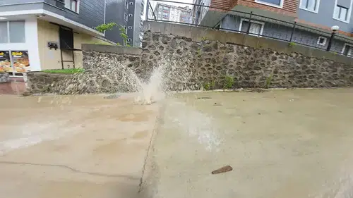 Rize'de sağanak; yollar göle döndü