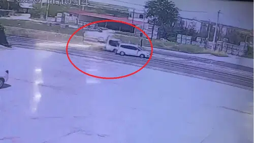 Kurbanlık yüklü kamyonetle hafif ticari aracın çarpıştığı kaza kamerada: 4 yaralı