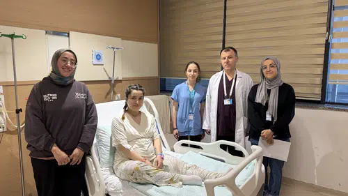 İkiz annenin ikiz bebeklerini de aynı doktor dünyaya getirdi