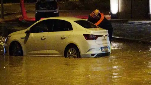 Konya'da sağanak, taşkınlara neden oldu