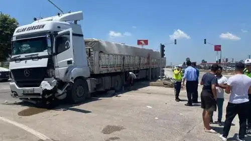 TIR, kavşakta 2 otomobile çarptı