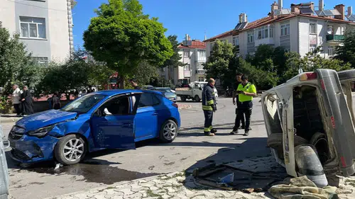 Konya'da iki otomobilin çarpıştığı kazada 3 kişi yaralandı