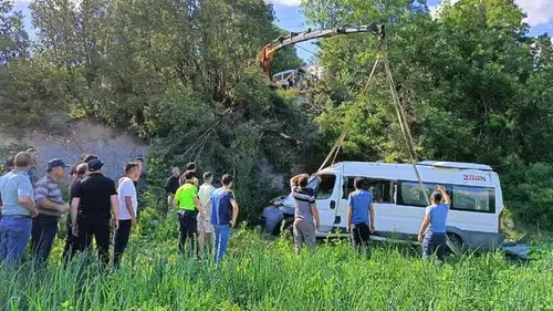 Minibüs şarampole yuvarlandı