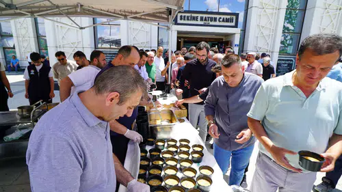 Meram’da aşure bereketi: Vatandaşlara ikram yapıldı!