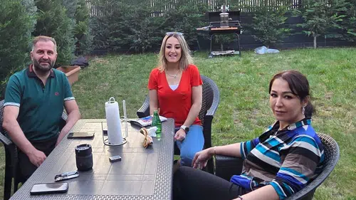 AYŞEGÜL BÜYÜKSARI DOSTLARI İLE YAZLIKTA