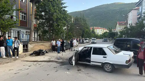 Otomobille çarpışan motosikletteki 2 kişi yaralandı