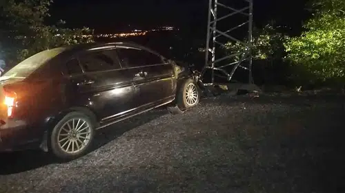 Konya'da elektrik direğine çarpan otomobildeki 1 kişi yaralandı