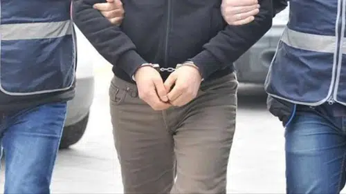 Konya'da otomobillerinde kaçak silah bulunan 2 şüpheli yakalandı