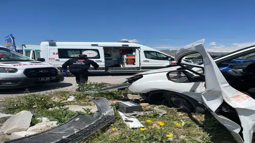 Pikap ile hafif ticari aracın çarpıştığı kazada 4 kişi hayatını kaybetti