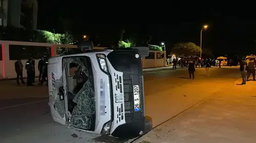 Otomobilin çarptığı işçi servisi devrildi: 7 yaralı