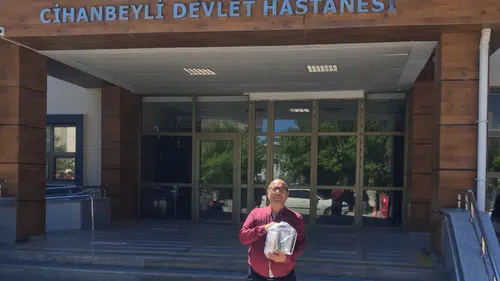 Lütfi Şahin, Cihanbeyli’de hastalara kendi kitaplarını hediye etti