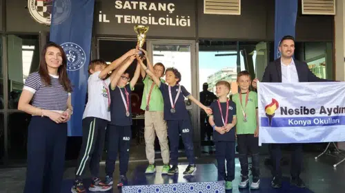 Konya'da minik satranç ustaları kupalarına kavuştu