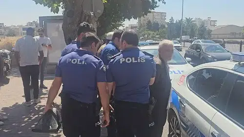 Durakta bekleyen eşini vurdu