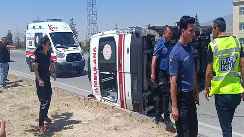 Ambulans ile otomobil çarpıştı: 5 yaralı