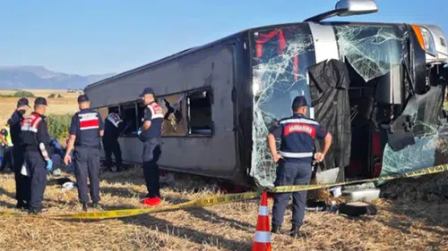 Amasya'da yolcu otobüsü devrildi; 2’si ağır, 46 yaralı