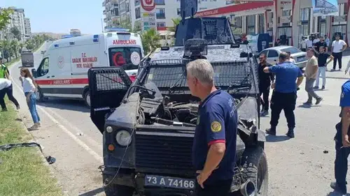 Zırhlı araç, takla attı; 2 polis yaralı