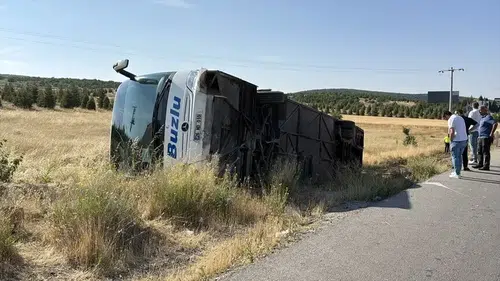 Yolcu otobüsü şarampole devrildi