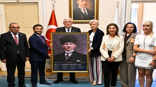 İYİ Parti Konya'dan Dervişoğlu'na anlamlı hediye