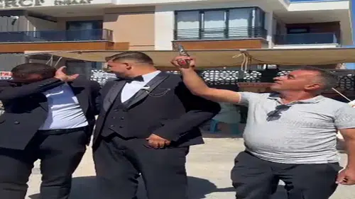 Muhtar, düğünde havaya ateş açmak isterken davetliyi yaraladı