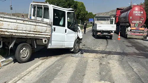 İki kamyonet kavşakta çarpıştı: 5 yaralı