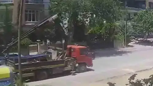 Konya'da vincin bomu direkleri devirdi!