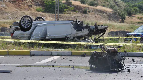 Konya'da refüje çarpan otomobildeki 3 kişi yaralandı