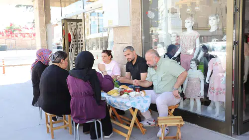 Konyalı belediye başkanı esnafla yemek yedi!