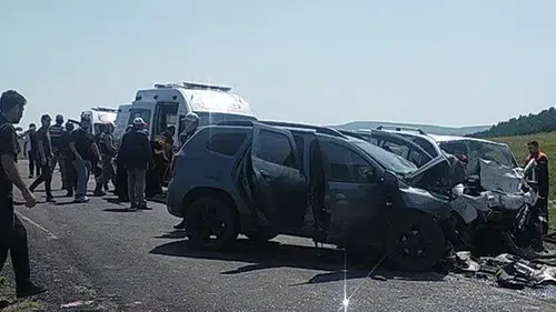 3 araç zincirleme kazaya karıştı; 3 ölü, 4 yaralı