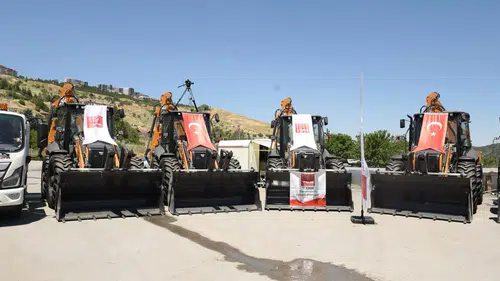 Konya'nın o belediyesinde araç filosu güçlendi: Yeni kepçe hizmete girdi