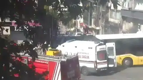 İETT otobüsü ambulansa çarptı; 3 yolcu yaralandı