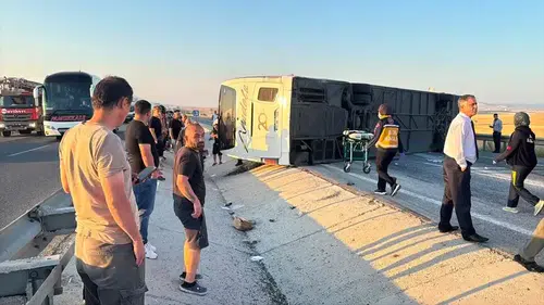 Yolcu otobüsü bariyerlere çarpıp devrildi