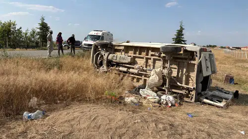 Konya'da tarım işçilerini taşıyan minibüs devrildi: 17 yaralı