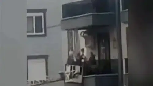 Boşanma aşamasındaki eşi ile kızını rehin aldı