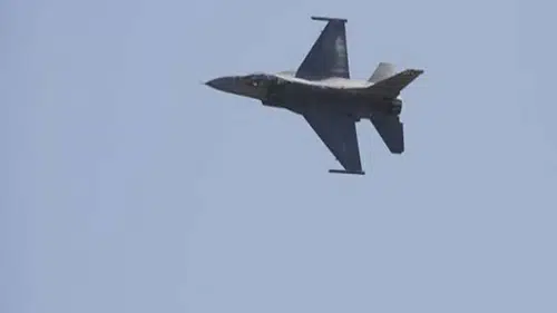 Yunanistan’da acil iniş yapan F-16 savaş uçağı alev aldı