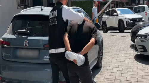 Oto galeriyi kurşunlayan 2 şüpheli tutuklandı